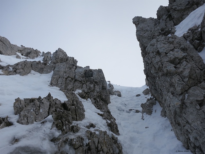 Der Kamin der auf das Gipfelplateau leitet. - Fotos [hikr.org]