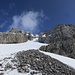Blick hinauf Richtung Kamin vom Skidepot aus. Den Kamin selber sieht man nicht.