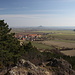 Kuzov - Ausblick vom nördlichen Gipfel. Etwa mittig ist unser nächstes Etappenziel, das Dorf Dřemčice (Dremtschitz), zu sehen.