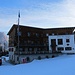 Früh um 7:20 Uhr herrscht im Hüttenbereich noch Ruhe - das wird sich im Laufe des Tages ändern, wenn die Schneemobile Touristen von Pederü heraufbringen.