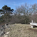 Blešenský vrch - Nach einem kurzen, aber steilen und heute sehr rutschigen Schlussaufstieg steht nun am Gipfel freundlicherweise eine Holzbank bereit ...