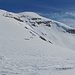 Auf den letzten 200 Hm hinauf zum Gipfel ist der Südhang unschwierig zu ersteigen. Hier sollte es allerdings absolut lawinensicher sein. Heute ist der wenige Schnee krachhart gefroren - die Zacken der Schneeschuhe fressen sich knirschend in den firnartigen Untergrund.