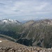 Blick vom Piz Chalchagn ins Val Roseg und zum Piz Corvatsch. Gut erkennbar der Fussweg von der Fuorcla Surlej.