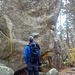 Am Weg stehen die teils riesigen und recht schweren Einzelboulder des Sektors 101 und 105