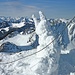 Ein seltsamer Gipfelschneemann vor Karwendel und Wetterstein.