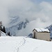 Kapelle und ein Kreuz bei der Oberdamülser Alpe