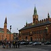 København: Der Rådhuspladsen in Stadtzentrum mit dem Rathaus. Auf dem lebhaften Platz werden oft Veranstaltungen durchgeführt. Bei meinem Besuch endete gerade eine Demonstration von Muslimen gegen die rechtsgerichtete dänische Regierung.