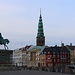 København: Auf der Ostseite vor dem königlichen Christiansborg Slot. 