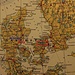 Karte von dänischen Kernland. Zum Königreich gehören weiters auch die Färöer und Grönland. Rot eingerahmt sind die von uns besuchten grossen Ortschaften. Blau eingerahnt ist auch der Ejer Bavnehøj, neben dem sich in 270m Entfernung der höchste Gipfel Møllehøj (170,86m) des Kernlandes befindet.