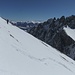 hoch geht's in griffigem Schnee; rechts die Pfeiserspitzen