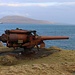 Eine Kanone aus dem zweiten Weltkrieg staht auf dem Skansin, einer alten Festungsanlage oberhalb des Hafens von Tórshavn. Im Hintergrund ist die Insel Nólsoy mit dem Berg Eggjarklettur (372m) zu sehen.