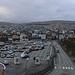 Aussicht von der Festungsanlage Skansin auf das Hafengelände mit zahlreichen parkierten Autos und aufs Zentrum von Tórshavn. Die vielen Fahrzeuge stammen aus ganz Europa und gehören Touristen welche mit einer Extrafahrt der Smyrill-Fähre wegen der Totalen Sonnenfinsternis anreisten.<br /><br />Im Hintergrund steht der breite Hügel Húsareyn (345m).