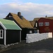 Tórshavn: Alte Häuser mit traditionellem Grasdach in der Altstadt Undir Ryggi auf der kleinen Halbinsel Tinganes. Die Halbinsel ist schöön zwischen den beiden Häfen Vestaravág und Eystaravág gelegen.