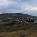 Am Rande von Tórshavn, kurz bevor ich Argir erreichte, hatte erstmals eine schöne Sicht auf den Kirkjubøreyn (351m). Am Rande des Gipfelplateaus stehen drei riesige Steinmännchen welche man schon vom weitem erkennt.