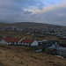Das westliche Stadtgebiet von Tórshavn mit dem nordwestlich der Stadt gelegenen Hügel Húsareyn (345m).