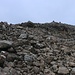 Durch Geröll ging es zueltzt hinauf zu den grossen Gipfelsteinmännchen auf dem Plateau des Kirkjubøreyn (351m). 