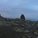 Die drei riesigen Gipfelsteinmännchen vom Kirkjubøreyn (351m). Sie stehen am Rand eines riesigen Gipfelplateaus und sind sogar schon von Tórshavn aus zu sehen!
