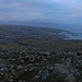 Kirkjubøreyn (351m): Aussicht vom Rand des Gipfelplateaus nach Nordosten auf Tórshavn, der Hauptstadt der zu Dänemark gehörenden autonomen Region der Färöer.
