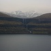 Wasserfälle des Fossá in den Sundini-Fjord. Das Foto habe ich aus dem Bus zwischen Oyrarbakki und Eiði aufgenommen.