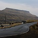 Etwas oberhalb von Eiði befindet sich die Abzweigung der Nebenstrasse nach Gjógv. Da kein Bus in diese Richtung fuhr, machte ich mich zu Fuss auf den etwa 6km entfernte Pass Eiðisskarð (392m).<br /><br />Im Hintergrund steht der auffällige Hügel Eiðiskollur (352m).