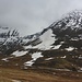 Sicht zurück auf den Ausgangspunkt Eiðisskarð (392m) aus der Südflanke vom Slættaratindur bevor es steiler wird.<br /><br />Leider stecken die Gipfel Vaðhorn (rechts; 727m) und P.751m (links) im Nebel.