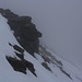Das zweite Felsband namens Hálsabrúgvin auf einer Höhe von etwa 670-680m. Das Felsband in der Slættaratindur-Südflanke war mühelos in bestem Trittschnee zu überwinden.