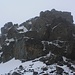 Die letzten Felsen vom Slættaratindur-Westgrat vor dem Gipfel. Ich musste kaum klettern denn man kann bequem über kleine Bänder die Stufe überwinden.