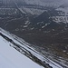 Der Abstieg vom Slættaratindur-Gipfel auf meiner Aufstiegsroute zum Pass Eiðisskarð (392m) war eine schnelle Angelegenheit denn bis um unteren Ende der Firnfelder konnte ich mit den Steigeisen an den Schuhen im Eiltempo bergabrutschen.