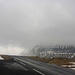 Nach kaum 45 Minuten war ich vom Gipfel wieder zum Pass Eiðisskarð (392m) abgestiegen. Der Nebel wurde nun zusehends dichte und der Wind frischte auf. Nun lag noch der Fussmarsch auf der Strasse zurück nach Eiði vor mir.