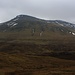 Zwischen dem Dorf Eiði und dem Pass Eiðisskarð wanderte ich durch tundraähnliche Landschaft. Dabei präsentierte sich schön der Hügel Manssetur (615m), ein Vorgipfel des zweithöchsten Berges der Färöer, dem Gráfelli (856m).
