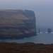Eines der Wahrzeichen der Färöer sind die beiden Felsnaden Kellingin (69m) und Risin (71m) unterhalb des Eiðiskollur (352m) im Norden der Insel Eysturoy.