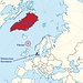 Das Königreich Dänemark besteht aus drei Teilen: Dem dänischen Kernland und dem autonomen Archipel der Färöer innerhalb Europas. Das ebenfalls autonome Grönland ist die grösste Insel der Welt und gehört zu Nordamerika. Die höchsten Berge der drei Gebiete sind:<br />- Dänisches Kernland: Møllehøj (170,86m)<br />- Färöer: Slættaratindur (880m; höchster Gipfel von Dänemark in Europa)<br />- Grönland: Gunnbjørns Fjeld / Hvitserk (3694m; höchster Gipfel von Dänemark)