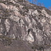 Die Kletterer vergnügen sich in den Felsen oberhalb Ponte Brolla