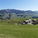 gegenüber die Brandegg  und Alp Scheidegg, unten der Weiler Büel