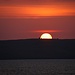 Sonnenaufgang über der Insel Nólsoy.