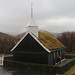 Die grasbedeckte Kirche von Hvalvík. Das schöne Bauwerk aus dem Jahr 1829 ist eine der älteste der typischen färöischen Holzkirchen. Der Vorgänger der Kirche aus dem Jahr 1816 wurde von einem Orkan zerstört. Die Kanzel der Kirche stammt wahrscheinlich von 1609 und war ursprünglich in der Tórshavner Kirche.