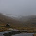 Langsam näherte ich dem eigentlichen Ausgangspunkt zum Ørvisfelli bei der Passhöhe im Tal Saksunardalur. Glücklicherweise hatte es inzwischen aufgehört mit dem Regen aber der Gipfel des Ørvisfelli (783m) blieb in Wolken einghüllt.