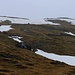 Steinmännchen wieden mir den Weg aus dem Tal über die Flanke hinauf zu einer Hochebene. Die Hochebene breitet sich zwischen den Gipfeln Ørvisfelli im Nordwesten und Fjallið Litla im Südosten aus.