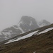 Der Múlin (663m) zeigt sich zwischen Nebelschwaden hinter den Hängen vom Fjallið Litla.