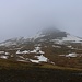 Von der Hochebene würde man den Ørvisfelli (783m) wunderschön sehen wenn er nicht im Nebel versteckt wäre.