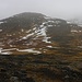 Vom Pass Oksagilshálsur (451m) stieg ich in Richtung Ørvisfelli zunächst noch wenig steil durch die tundraähnliche Landschaft auf. Auf der anderen Seite des Passes steht der Hügel Fjallið Litla (572m) dessen Höhe ich inzwischen erreicht habe.