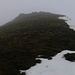 Ørvisfelli: Oberhalb de dritten Felsstufe auf dem Ostgrat leitet ein vermooster Grasrücken direkt zum Gipfel. 