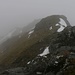 Leider steckte ich, wie schon tags zuvor auf dem Slættaratindur (880m), auch auf dem Ørvisfelli (783m) in dichtem Nebel. Das Foto zeigt die bescheidene Aussicht auf den obersten Teil vom Südwestgrat.