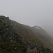 Aussicht von Ørvisfelli (783m) auf den Ostgrat über den ich den Gipfel erreichte. Wegen dem Nebel sah ich nur gerade bis zur obersten Felsstufe auf dem Grat hinunter.
