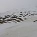 Rückblick von der kleinen Ebene nördlich des Osgrates auf den Ørvisfelli (783m). Etwas links der Bildmitte erkennt man meine Spuren im Schnee wo ich vom Ostgrat abgestiegen war.
