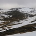 Als ich den breeiten Rücken erreichte, über den ich ins Tal abstieg, hatte ich eine schöne Sicht zum breiten Hügel Fjallið Litla (572m). Vor dem Hügel ist eine Hochebene zu sehen, welche ich in Aufstieg zum Pass Oksagilshálsur (451m) überquerte.<br /><br />Hinter dem Fjallið Litla stand nun endlich die ganze Berggruppe ausserhalb des Nebels. Während des Aufstiegs sah ich nur den Heygamúli (650m) ganz rechts und den Múlin (663m) ganz links. Nun war auch endlich der Hauptgipfel Stígarnir (710m) in der Mitte zu sehen!