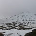 Ørvisfelli (783m): Als ich den Rücken erreichte, gaben die Wolken schliesslich den Gipfel frei - gemein! Schön auf em Foto zu sehen ist der lange Ostgrat mit seinem Sattel links und den drei Felsstufen im steileren Teil welche am einfachsten auf der unsichtbaren Gratseite umgangen werden.