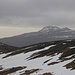 Aussicht im Zoom auf die nördlich von Saksun stehenden Berge Melin (764m) und Gívrufelli (764m).