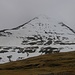 Die Nordseite von wunderschönen Ørvisfelli (783m). Anstelle des linken Ostgrates wäre auch ein einfacher Abstieg über den Nordgrat (rechts) möglich gewesen. Das wusste ich jedoch nicht als ich im Nebel auf dem Gipfel stand, da ich keine Sicht hatte.
