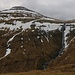 Aussicht über den Talkessel zum Fjallið Litla (572m). Das Wasser stürzt von der Hochedene die ich während des Aufstiegs durchquerte. Die Hochebene erreichte ich links des Baches über die steile Grasflanke.